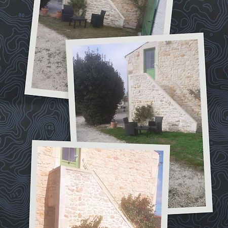 Chre Cathy Et Jean Loup Hotel Le Port des Barques Bagian luar foto