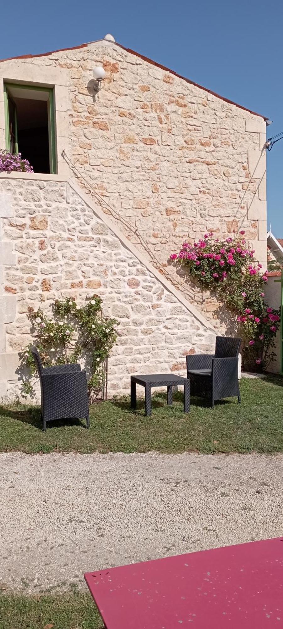 Chre Cathy Et Jean Loup Hotel Le Port des Barques Bagian luar foto
