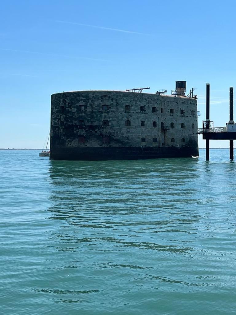 Chre Cathy Et Jean Loup Hotel Le Port des Barques Bagian luar foto